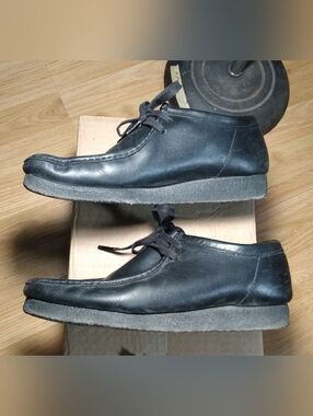 CLARKS Black Leather Low Cut Gum Sole Wallabee Casual Shoes - Men's 10.5